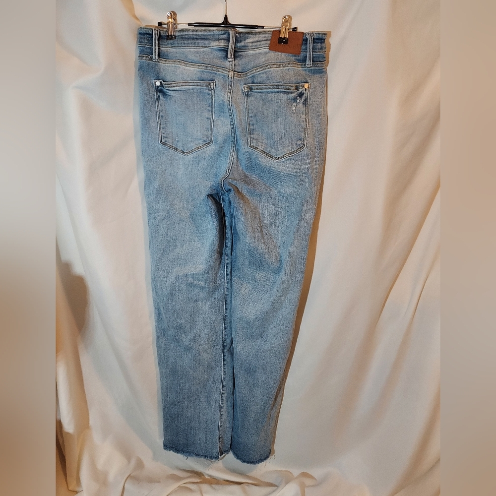 Judy Blue Light Wash Straight Leg Jeans With Raw Edge Hem - 15 - Picture 2 of 9